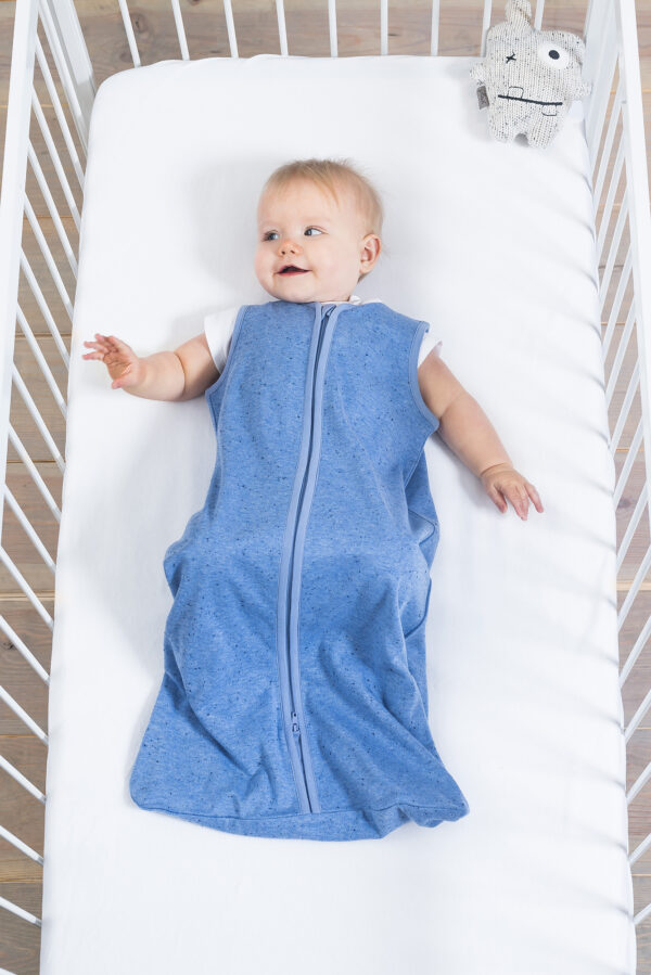 Blauwe slaapzak van Jollein Speckled blue met subtiele spikkelprint en zachte stof voor baby’s