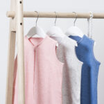 Blauwe slaapzak van Jollein Speckled blue met subtiele spikkelprint en zachte stof voor baby’s