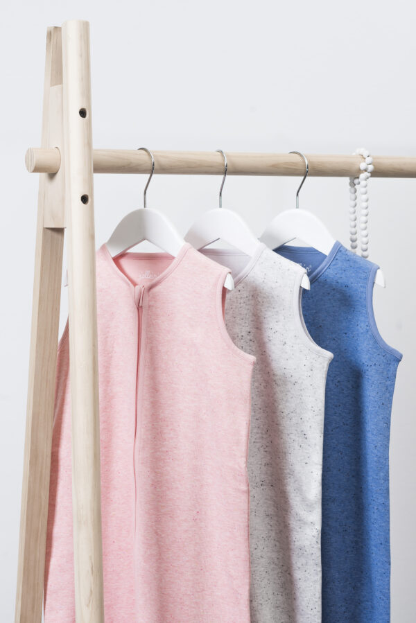 Blauwe slaapzak van Jollein Speckled blue met subtiele spikkelprint en zachte stof voor baby’s