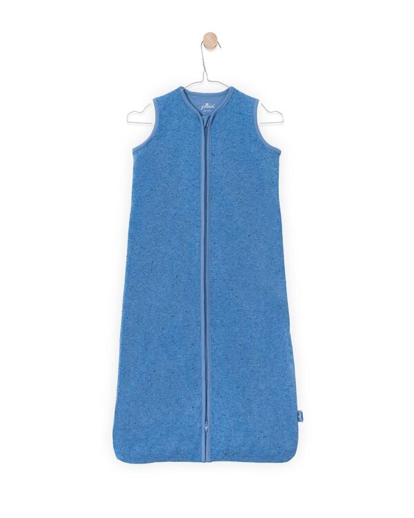 Blauwe slaapzak van Jollein Speckled blue met subtiele spikkelprint en zachte stof voor baby’s
