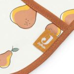 Waterproof slab met mouw Pear van Jollein met perenprint en lichtbruine bies beschermt kleding tijdens eten en knoeien