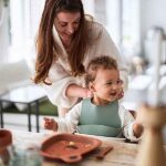 Flexibele siliconen slab baby ash green met verstelbare sluiting en opvangbakje