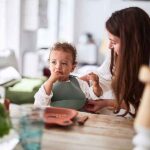 Flexibele siliconen slab baby ash green met verstelbare sluiting en opvangbakje