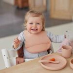 Flexibele siliconen slab baby pale pink met verstelbare sluiting en opvangbakje