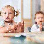 Flexibele siliconen slab baby pale pink met verstelbare sluiting en opvangbakje