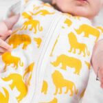Hydrofiele babyslaapzak van Jollein met safari dierenprint in geel en wit maat 70 cm