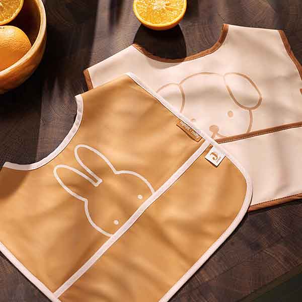 Waterproof slabben set Miffy Peekaboo wild rose van Jollein met twee slabben en opvangbakje