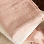 Hydrofiele washandjes Twinkling Wild Rose van Jollein in wild rose kleur met subtiele sterren print van zachte hydrofiele stof