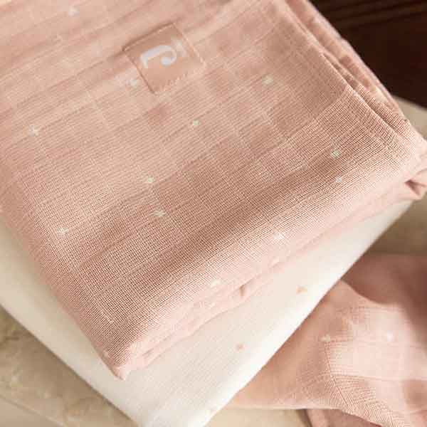Hydrofiele washandjes Twinkling Wild Rose van Jollein in wild rose kleur met subtiele sterren print van zachte hydrofiele stof
