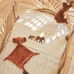Jollein laken Savannah crème met olifantenprint gecombineerd met dekentje