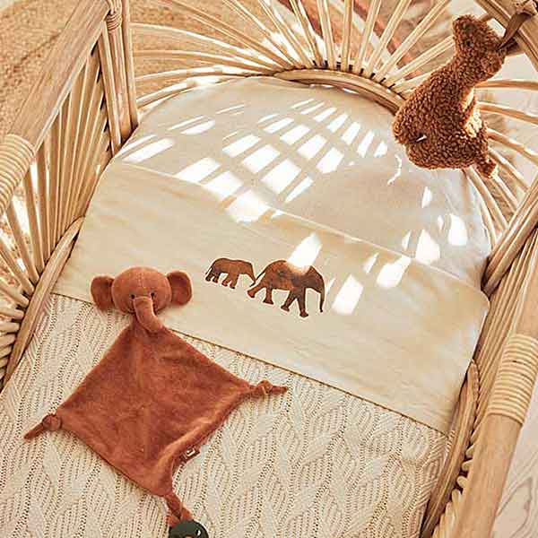 Jollein laken Savannah crème met olifantenprint gecombineerd met dekentje
