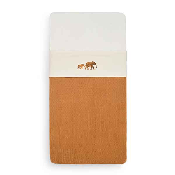 Jollein laken Savannah crème met olifantenprint gecombineerd met dekentje