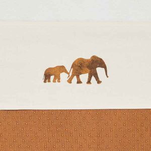 Jollein laken Savannah crème met olifantenprint gecombineerd met dekentje
