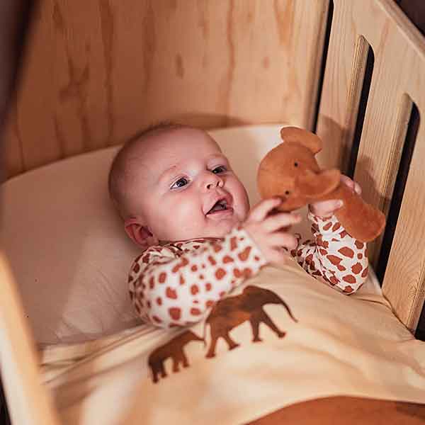 Jollein laken Savannah crème met olifantenprint gecombineerd met dekentje