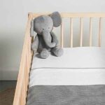 Wit ledikantlaken Velvet storm van Jollein met grijs dekentje in het ledikant