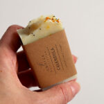 Handgemaakte Choice calendula zeep met goudsbloemen bovenop