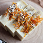 Handgemaakte Choice calendula zeep met goudsbloemen bovenop
