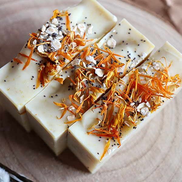 Handgemaakte Choice calendula zeep met goudsbloemen bovenop