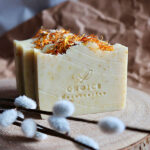 Handgemaakte Choice calendula zeep met goudsbloemen bovenop