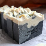 Handgemaakte Citrus Breeze zeep met Himalayazout en zwart wit patroon