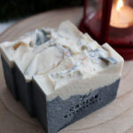 Handgemaakte Citrus Breeze zeep met Himalayazout en zwart wit patroon