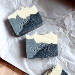 Handgemaakte Citrus Breeze zeep met Himalayazout en zwart wit patroon