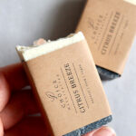 Handgemaakte Citrus Breeze zeep met Himalayazout en zwart wit patroon