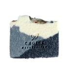 Handgemaakte Citrus Breeze zeep met Himalayazout en zwart wit patroon