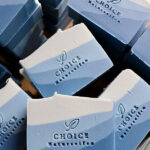 Handgemaakte Choice Deep Waters zeep in blauw witte lagen