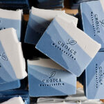 Handgemaakte Choice Deep Waters zeep in blauw witte lagen