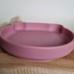 Poederroze siliconen babybordje met zuignap in beervorm van Rammelaartje