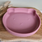 Poederroze siliconen babybordje met zuignap in beervorm van Rammelaartje