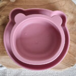 Poederroze siliconen babybordje met zuignap in beervorm van Rammelaartje