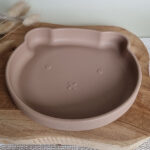 Zandkleurig siliconen babybordje met zuignap in beervorm van Rammelaartje