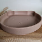 Zandkleurig siliconen babybordje met zuignap in beervorm van Rammelaartje