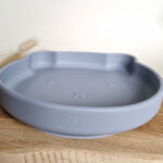 Grijsblauw siliconen babybordje met zuignap in beervorm van Rammelaartje