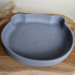 Grijsblauw siliconen babybordje met zuignap in beervorm van Rammelaartje