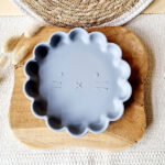 Grijsblauw siliconen leeuwenbord met zuignap van Rammelaartje