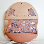 Roestkleurige siliconen slabber met jungleprint en opvangbakje van Rammelaartje