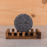 HappySoaps Shampoo Bar Charming Charcoal in kartonnen verpakking met houtskoolkleurige bar zichtbaar aan de voorkant