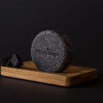 HappySoaps Shampoo Bar Charming Charcoal in kartonnen verpakking met houtskoolkleurige bar zichtbaar aan de voorkant
