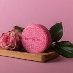 HappySoaps La Vie en Rose Shampoo Bar in roze tinten met ronde vorm en kartonnen verpakking