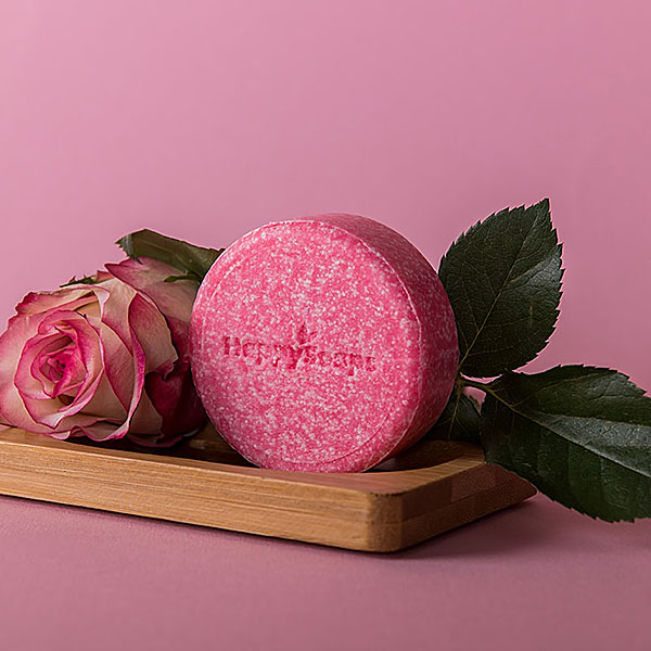 HappySoaps La Vie en Rose Shampoo Bar in roze tinten met ronde vorm en kartonnen verpakking