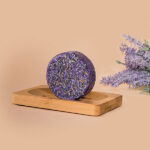 Paarse HappySoaps Purple Lavender Rain Shampoo Bar met natuurlijke structuur en ronde vorm