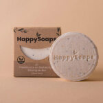 Witte HappySoaps Totally Coco Nuts Shampoo Bar met subtiele stukjes kokos en clean background