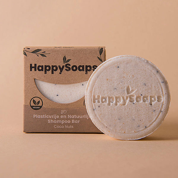 Witte HappySoaps Totally Coco Nuts Shampoo Bar met subtiele stukjes kokos en clean background