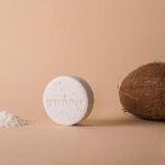 Witte HappySoaps Totally Coco Nuts Shampoo Bar met subtiele stukjes kokos en clean background