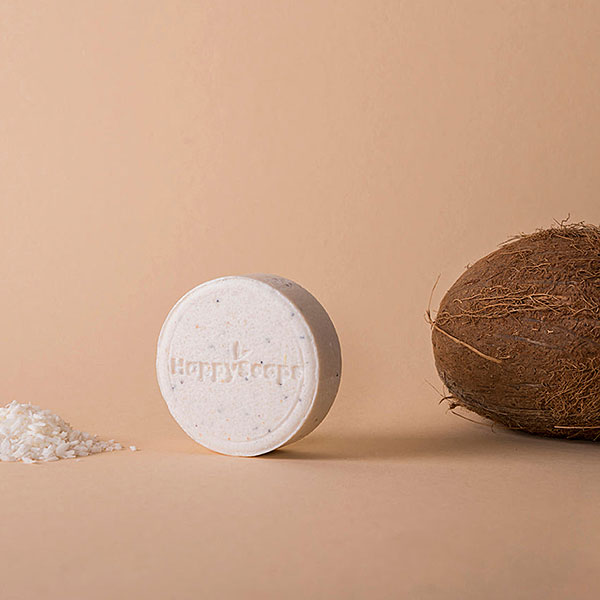 Witte HappySoaps Totally Coco Nuts Shampoo Bar met subtiele stukjes kokos en clean background