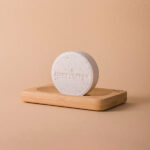 Witte HappySoaps Totally Coco Nuts Shampoo Bar met subtiele stukjes kokos en clean background