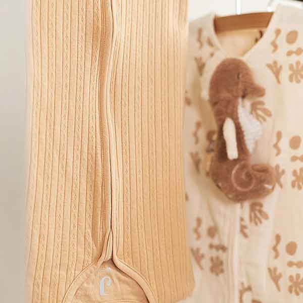 Hydrofiele zomerslaapzak Funky van Jollein met mouwloos ontwerp en speelse print